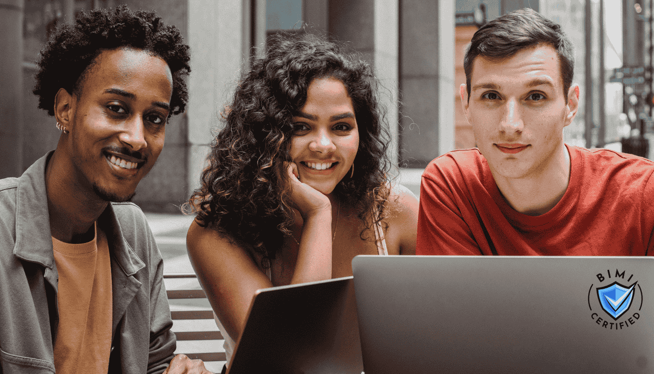 Des étudiants universitaires lisent un courrier électronique certifié BIMI